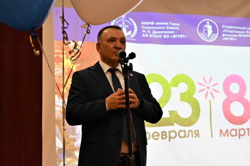 Поздравление директора с 8-м марта