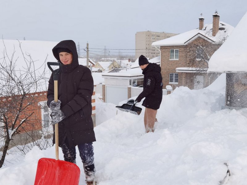 Курсанты помогают в уборке снега