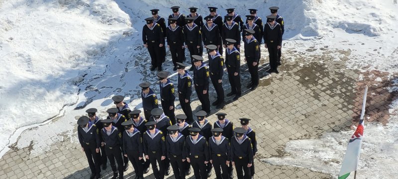 #СвоихНеБросаем